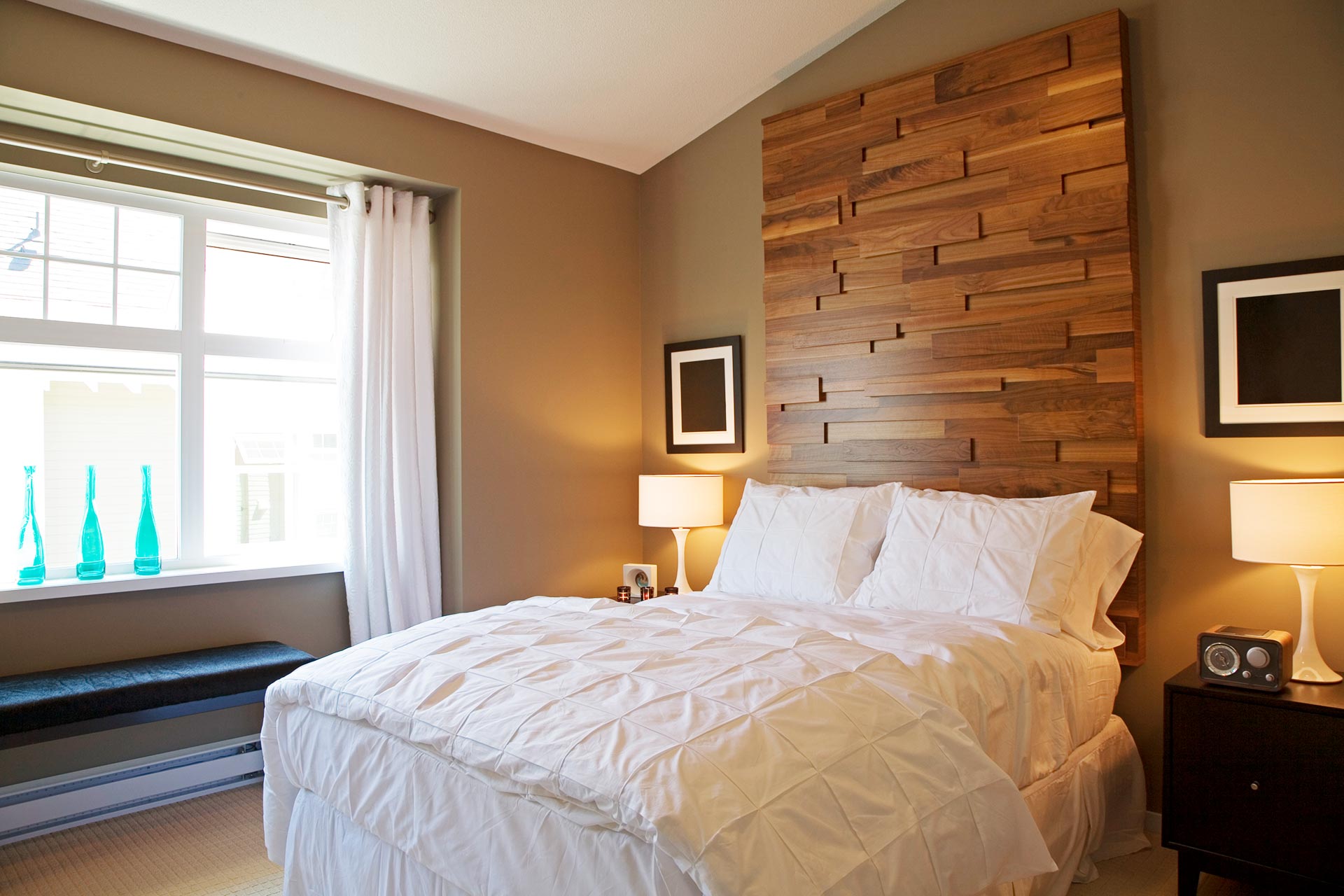 Schlafzimmer mit Holz an der Wand